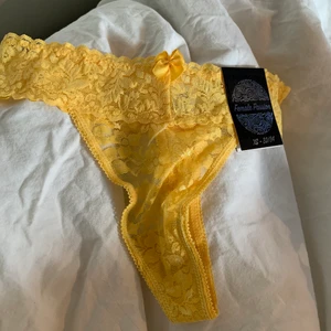 Trosor💛 - Gul stringtrosa! Super fin, men råkade tyvärr ta fel storleken😕 Såklart ALDRIG använda (lappen och allt sitter kvar) Köpta på Ullared. 