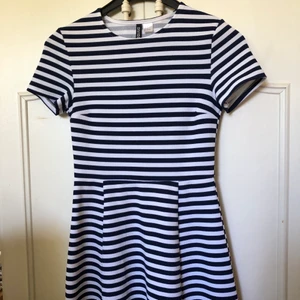 Hm Klänning Small - Randig kortare klänning från Hm, strl Small. Är i gott skick trots att den varit en gammal favorit. Ligger annars bara i garderoben. 100kr + frakt🤍swish