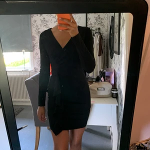 Klänning - Säljer denna fina klänning med volang