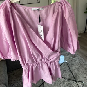 Helt ny topp från NA-KD  - jätte fin oanvänd topp ifrån NA-KD. Färgen är perfekt till fina sommarkvällar eller till brunch💓 storlek 36!