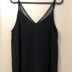 Svart linne storlek xs - Svart fint lössittande polyester linne med lite spets i både fram och bak. Fint skick, knappt använd. Köparen står för frakten. 💗