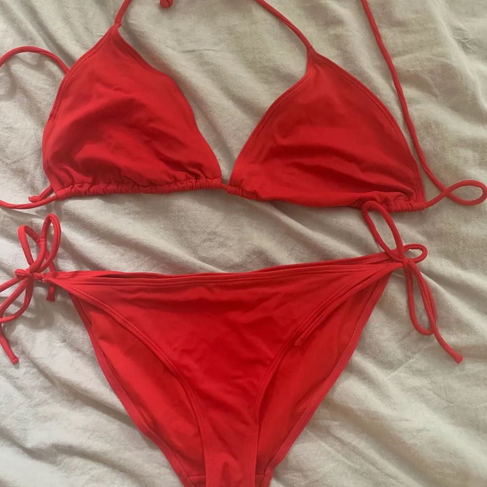 Väldigt fin bikini från Primark, aldrig använd då den inte passade mig. Toppen storlek: 46, underdel:42. Lätt att spänna åt överdelen och justera.. Övrigt.