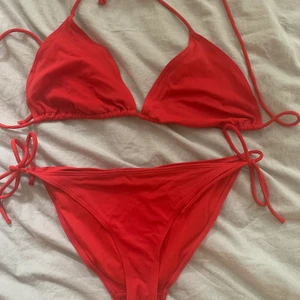 Binkini - Väldigt fin bikini från Primark, aldrig använd då den inte passade mig. Toppen storlek: 46, underdel:42. Lätt att spänna åt överdelen och justera.