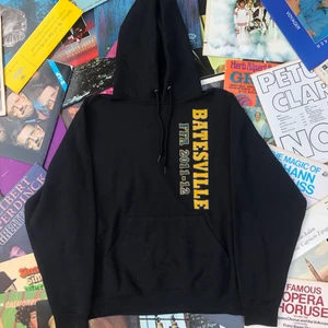 HOODIE!! 📀📀 - Riktigt snygg hoodie från Batesville school i Arkansas. Sjukt snyggt tryck på ryggen. Tröjan är i grymt skick och har inga direkta defekter. Storleken är M och skulle säga att tröjan är tts. Skulle uppskatta att tröjan är från tidigt 00-tal. Tveka inte att höra av dig om du undrar något! Ord pris: 299kr!!🌱✌🏻💫