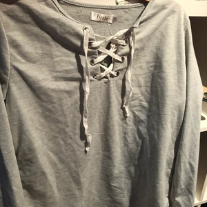 Grå tröja  - Storlek XL, passform liten. Oanvänd. Lappen är kvar. 