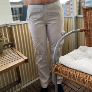 Guess byxor  - Snygga guess byxor för bra pris, låg midjade och nästan aldrig använda och Skönt material,  passar dig som har strl S 💕