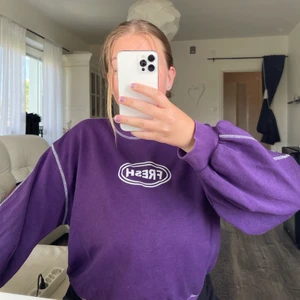 Junkyard sweatshirt - Lila sweatshirt köpt på junkyard för något år sedan. Vita sömmar och vitt tryck. Använt få gånger, så tröjan är i bra kvalite!💜 KAN MÖTAS UPP I VÄSTERÅS ANNARS STÅR KÖPAREN FÖR FRAKTEN‼️