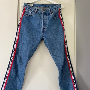 Levis jeans - Snygga Levis mom jeans som är knappt använda och har en perfekt passform, dma om ni vill ha fler bilder. Köparen står för frakten. 