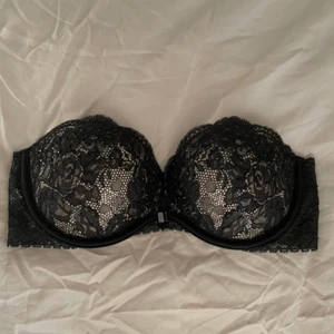 Victoria’s Secret Bh - Sjukt snygg bh från Victoria’s secret!! Köpte på nätet och var för lat för att skicka tillbaka då den är för liten för mig… Alltså är den aldrig använd!! ❤️ Magnetiskt knäppe framtill. Köparen står för frakt!! ❤️ Strl 32b (70b)