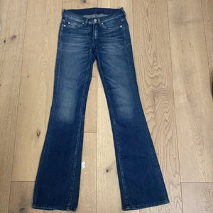 Bootcut jeans - Säljer dessa lågmidjade bootcut jeans. Köpta på sellpy men kommer inte ha någon använding av dom. Storlek 23 men passade på mig som vanligtvis har 24-25. De är stretchiga och når ner till marken på mig och jag är 160 cm. Kom privat om du har ett bud eller någon fråga💕 buda från 90 eller köp direltför 200 kr‼️‼️ budet ligger på 125kr‼️‼️