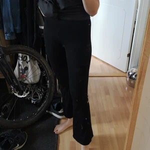 Flared tygbyxor svarta - Enkla svarta utsvängda typbuxor från Gina Tricot, några år gamla och använda lite då och då. 