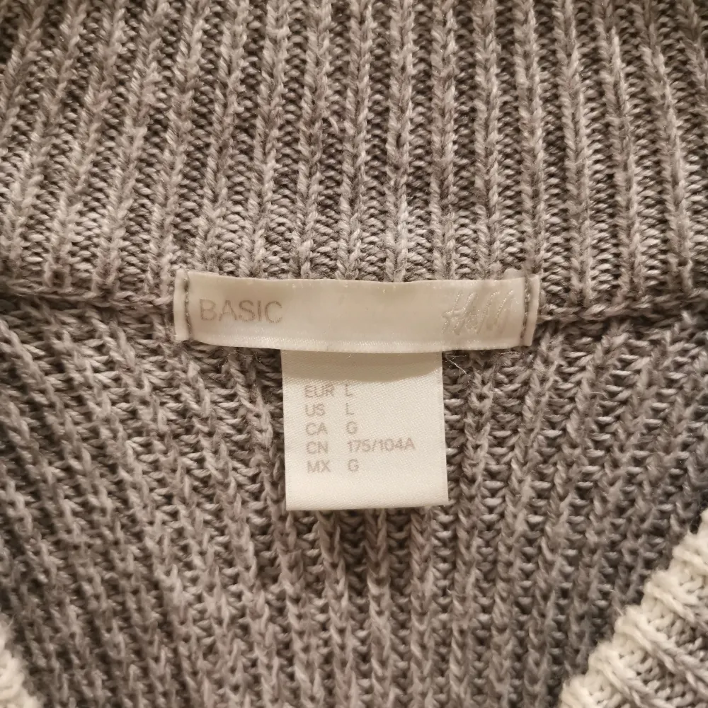 Grå tröja i fint skick från H&M i storlek L✨ Frakt tillkommer 💕. Tröjor & Koftor.