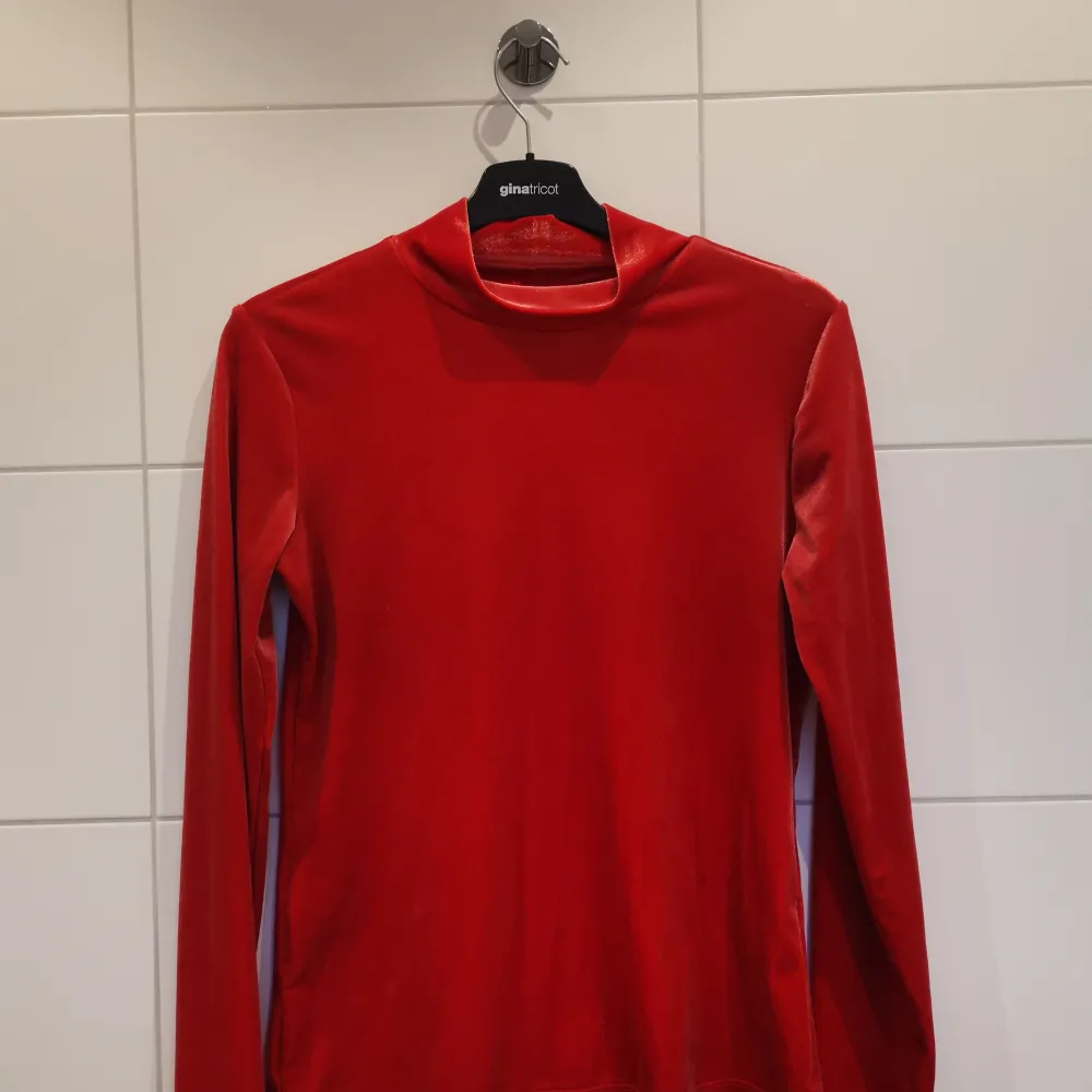 Röd sammets tröja i fint skick från Gina Tricot i storlek M✨ Frakt tillkommer 💕. Skjortor.