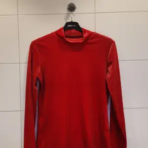 Röd sammets tröja i fint skick från Gina Tricot i storlek M✨ Frakt tillkommer 💕