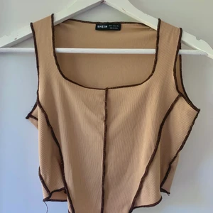 Korsett topp - En väldigt fin brun korsett topp! Kom privat för frågor eller mer bilder☺️