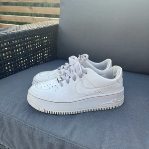 AF1 sage low ”tripple white” - Köpta från nike, vad jag ser så finns dom ej tillängliga där längre. Köpta för 1000. ge prisförslag ja kan sälja för! Använda mycket men fortfarande vita och fina, har dock lite hål i kanten som ni ser längst hälen. Storlek 37,5. Säljer pågrund av för små