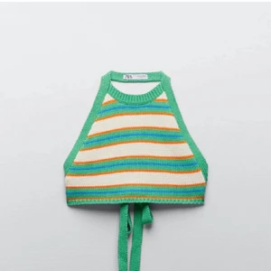 Somrig  Zara topp - Säljer denna slutsålda Zara topp då jag endast använt den en gång men annars aldrig kommit till användning, alltså är den i nyskick! Buda i kommentarerna❤️‍🔥 den är i storlek L då jag tyckte toppen satt för lite på kroppen annars men eftersom det är snören man knyter med så kan man dra så hårt att den passar vem som helst!