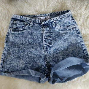 New Yorker high waisted shorts - acid washed typ av shorts. high waisted med fyra vita knappar. köparen står för frakt 