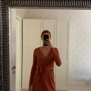 Röd brun klänning  - 2 år gammal , använd 1 gång 