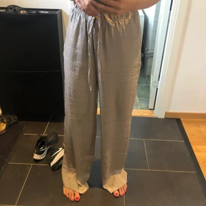 Beiga satinbyxor - Ett par beiga satinbyxor som tyvärr var förstora för mig och köpte dem online. Har bara testats, alla lappar sitter kvar så dem är som nya. Stolek S