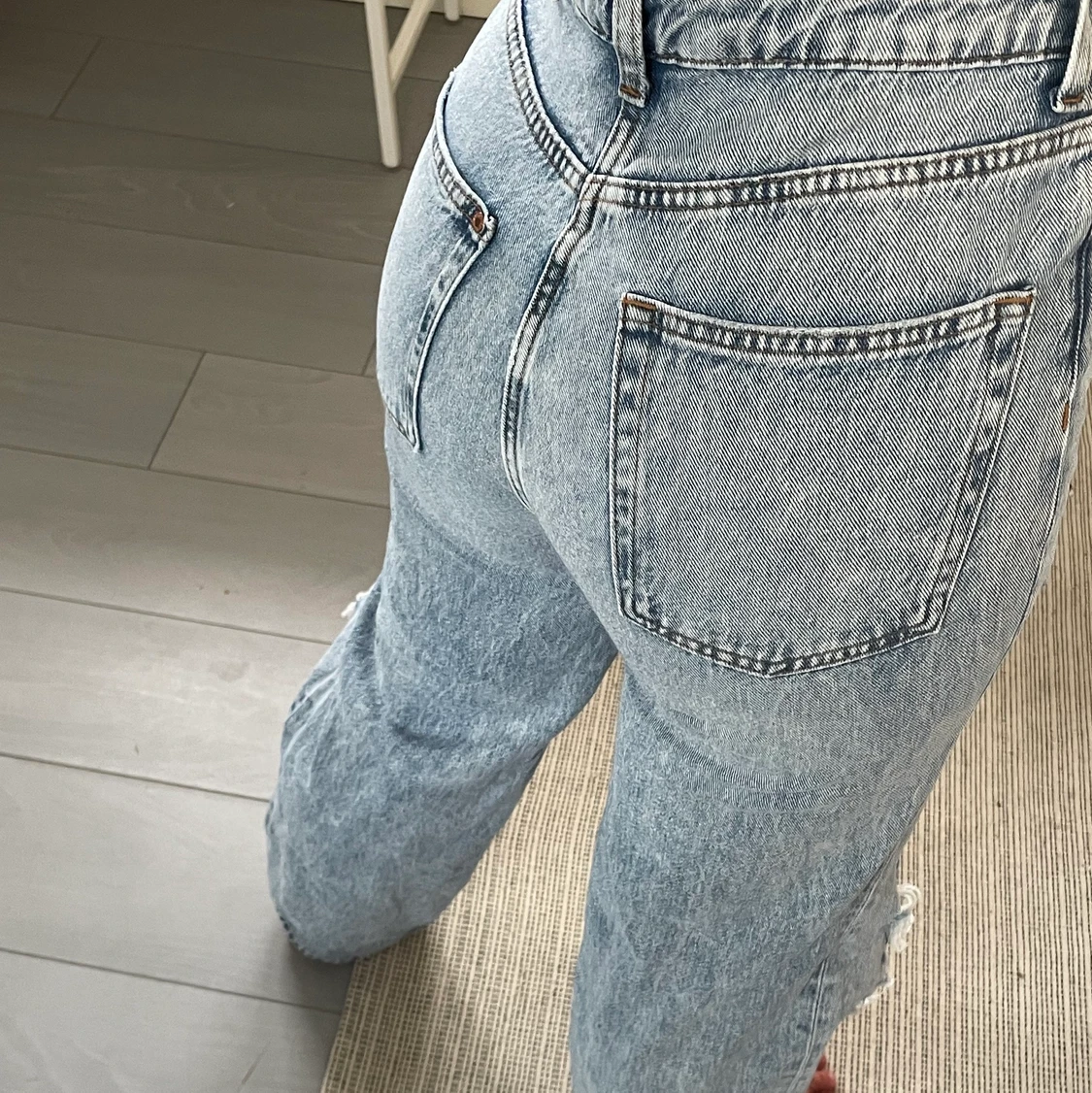 Raka blåa byxor med hål - 90