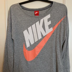 Träningströja  - En träningströja i storlek S med Nike loggan
