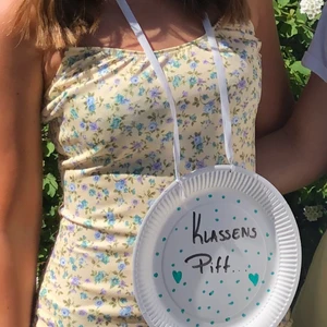 söt blommig sommarklänning  - säljer min jättesöta blommiga sommarklänning som jag endast använt 1 gång på en klasslunch så den är i perfekt skick, strl S men skulle nog ändå passa på någon som har storlek M då banden är långa ✨✨