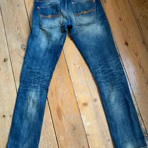 Ett par Nudie jeans, köpta från Sellpy, osnvända av mig då jag var optimistisk om storleken, då de visade sig vara för stora. Har 25 på jeans oftast Levis, och har 27 på Nudie, dessa var loose-fit, så passar XS-S om man vill ha de lite lösare, större S-M sitter de nog tightare. Snygg tvätt i denimblått med slitna detaljer, älskar stilen men för stora 😔 