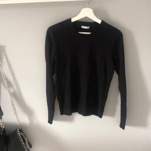 Basic svart sweater - Svart tröja från Cubus, storlek XS