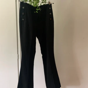 Svarta kostymbyxor  -  Ett par vintage låg midja det svarta kostym byxor med silverknappar på sidorna jättefina och sällan använda och är i bra skick 🖤