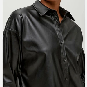 Läder skjorta - Såå snygg läder skjorta från stradivarius, aldrig använd. Köpt i höstas. Lite stor på mig så passar S/M, så snygg med några knappar öppna och en bralett under. Skrynklig då den legat i min garderob.