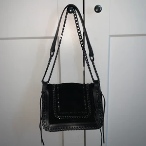 Mocka väska. - Super fint skick. Går att ändra passformen på handtagen. Svart färg. 