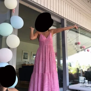 Rosa klänning  - - nypris 500 kr - storlek 38 - En rosa långklänning från H&M som är köpt sommaren 2020. I väldigt gott skick då den är sparsamt använd. Säljer pga att den inte kommer till användning.  
