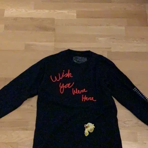 Astro world tröja, ~Wish you where here - Väldigt fint skick, använd fåtal gånger. Köpt ny från plugmeplease för 2000kr. Storlek S. Denna tröja är från USA alltså väldigt sällsynt här i Sverige. Skriv om ni vill ha mer bildwr