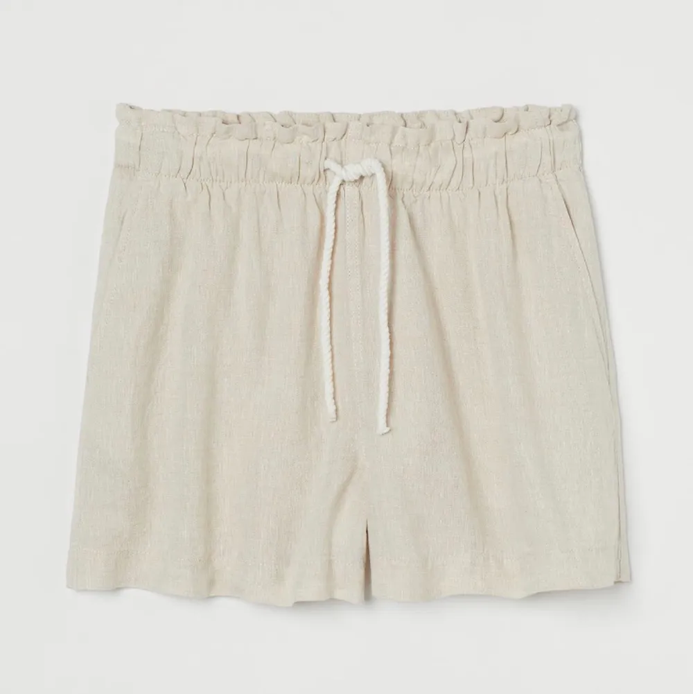 Säljer dessa linne shorts som är slutsålda i small på deras hemsida. Knappt använda så i bra skick! Kan mötas i Stockholm annars står köparen för frakten!. Shorts.