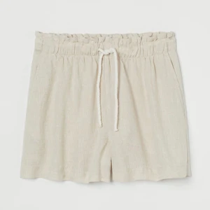 Linne shorts - Säljer dessa linne shorts som är slutsålda i small på deras hemsida. Knappt använda så i bra skick! Kan mötas i Stockholm annars står köparen för frakten!