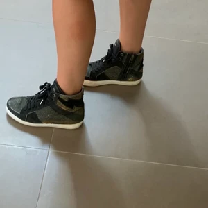 Zadig skor - Intressekoll!! Funderar på att sälja mina Zadig skor eftersom de inte kommer till användning längre💕 Köpte dom begagnad och har bytt sulan, skorna går inte att få tag på längre och nypris är ungefär 4000💕💕