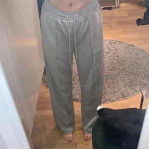 Gråa super sköna byxor!!💓✨ - Säljer dessa härliga byxor som ej kommer till användning längre. Man kan dra åt dom i midjan och dom är super sköna att slappa i eller ha på sig ute eller vad som helst. Hör av er vid intresse. Priset kan gå att diakuteras🌝💓 (dom är som S)