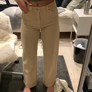 Beiga jeans monki - Nästan helt oanvända, säljer dom för att jag nästan har växt ut dom (169cm) och använder dom aldrig. 