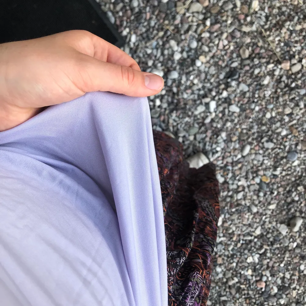 Sista bilden beskriver färgen. Jag säljer ett likadant i blått också! Superfint linne, stretchigt material, passar till allt! DMa för fler bilder och frågor. Köpare står för frakt men jag kan också mötas upp i Lund. Kolla gärna in mina andra annonser 💘. Yläosat.