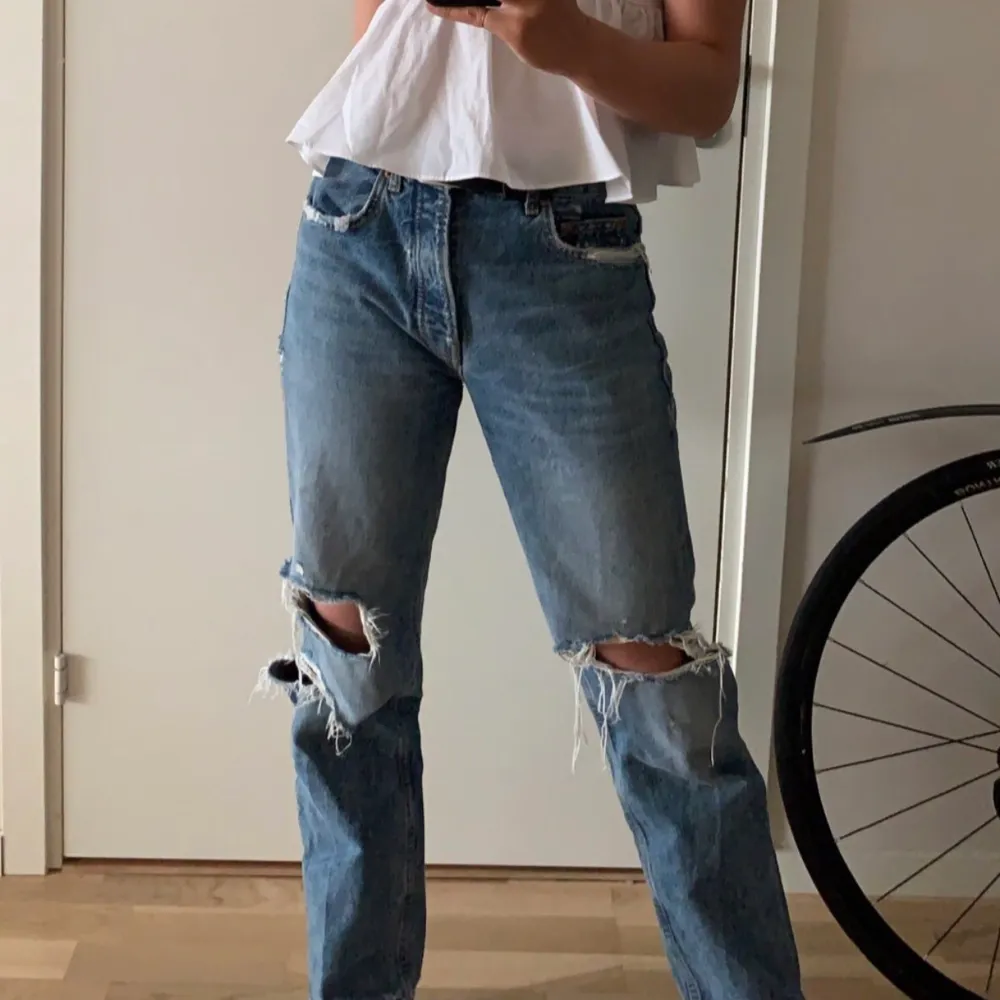 Säljer dessa jeansen från zara då de inte passar mig längre. Priset börjar på 100kr. Jeans & Byxor.