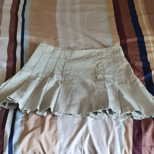 En åkta Y2K SUMMER KJÖL - Säljer min y2k kjol som är I mycket bra skick och med super kön material.  säljer den eftersom jag inte användar dem och Passar s_ m.finns fler bilder och bud I kommenterna 