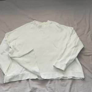 Weekday tröja - Simpelt basplagg från Weekday med coola detaljer som dragkedjor i sidorna. Storlek M men funkar som L. Köparen står för frakt och betalas via Swish✨