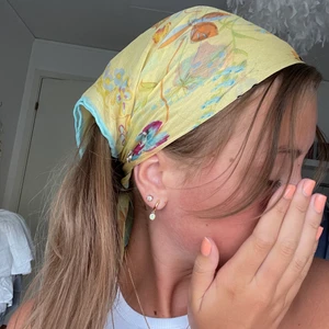 ✨Sjal✨ - Sjal man kan ha på huvudet som på första bilden eller på annat vis!🥰 Köpt på myrorna