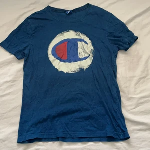 Champion t-shirt  - Äldre champion t-shirt i bra skick. Storlek L. Köparen står för frakt och betalas via Swish✨