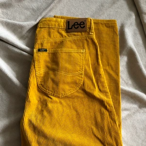 LEE MANCHESTER WIDE LEG - storlek w:30 L:31. Knappt använda då dom är lite för korta! Höga i midjan. Skulle säga 29/30 i benen.