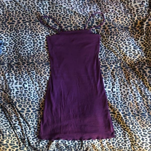 Vinröd tajt klänning - Lite vågig söm längst ner🥰 sista bilden visar färgen, vinröd❤️  stretchig!