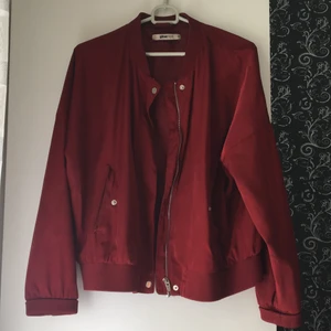 Tunnare bomberjacka  - Tunnare bomberjacka från gina tricot, köpt för ett par år sen så den har lite missfärgning som knappt syns. Den är stl 40 och jag har använt den som oversize