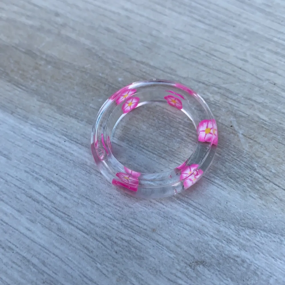 Nu säljer vi dessa fina ringar!🤩dessa ringar finns i alla olika storlekar💕köp en ring för 35 två för 70 och tre för 90 kr💕. Accessoarer.