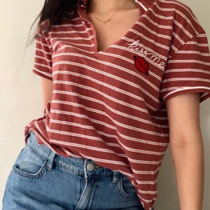 Tommy Hilfiger Denim KISS ME T-Shirt - Super Trendy Tommy Hilfiger Denim KISS ME Piké T-Shirt! Använd ett fåtal gånger, STL XL men är rätt tight så beror på önskad passform! 